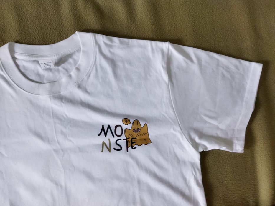 Біла футболка з малюнком на спині