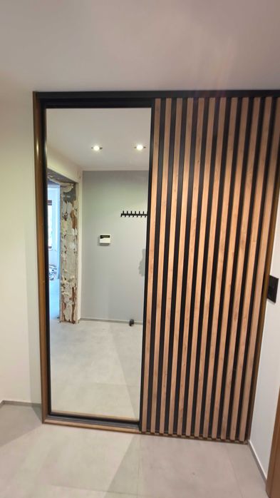Szafa przesuwna na wymiar 150 x 230 cm – lustro + lamele – bardzo dobry stan (na wymiar tzn. nie ma podłogi i nóżek oraz góry)