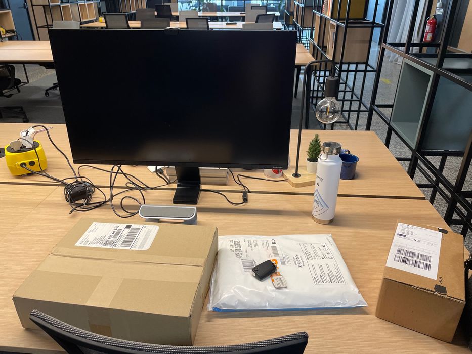 27’ Samsung space monitor - unique design
