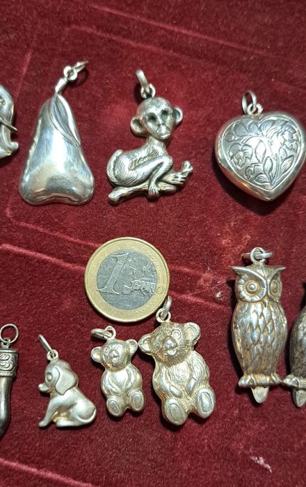 Bonecas pendentes vintage em prata.