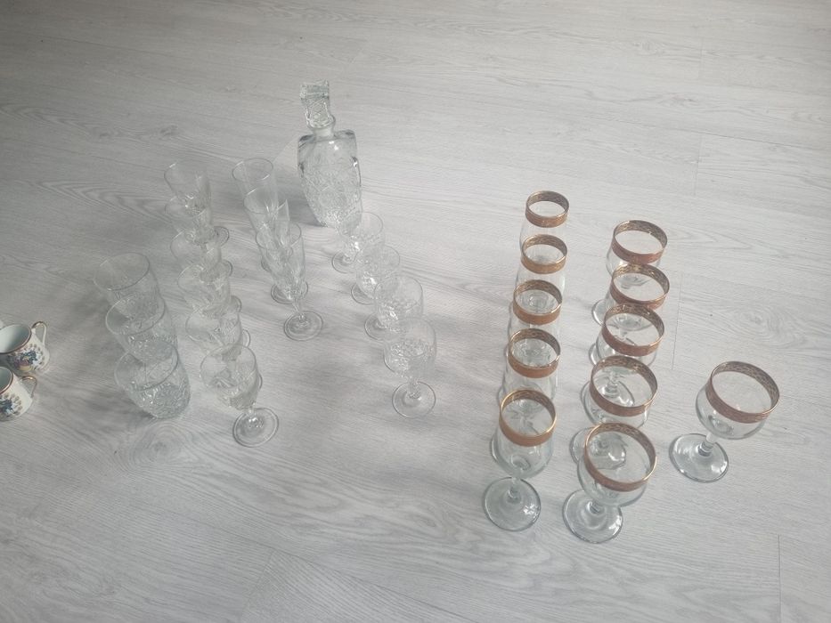 Copos com pé e garrafa