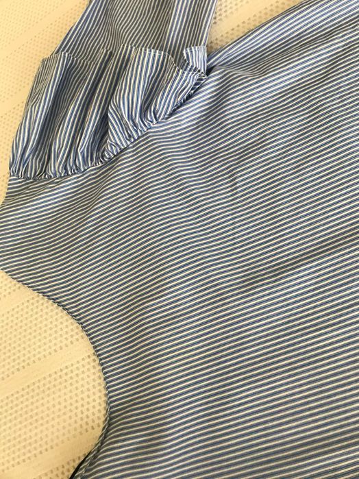 Blusa Zara, riscas, com folhos ombros e decote em V nas costas