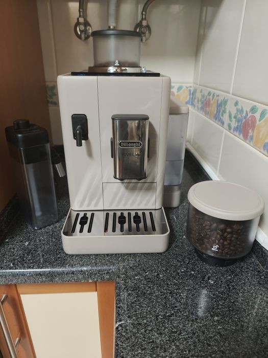 Máquina de café automática com moinho Delonghi Rivelia Sand Beige  EXAM440.55.BG | 1 ano uso | com garantia 2 anos