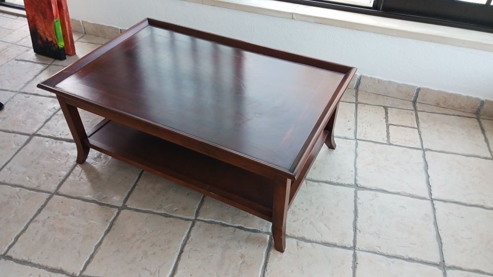 Mesa de dentro sala nova de exposição