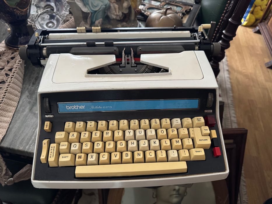 Máquina de escrever antiga - marca Brother