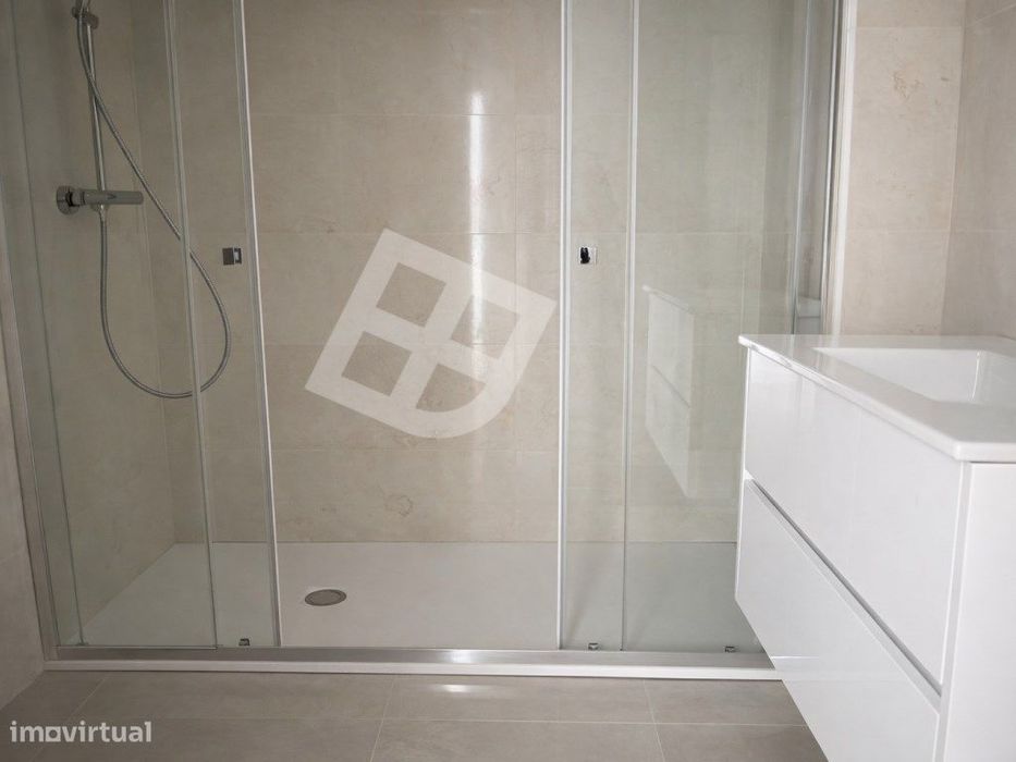 Apartamento T2 com terraço - Centro de Esgueira
