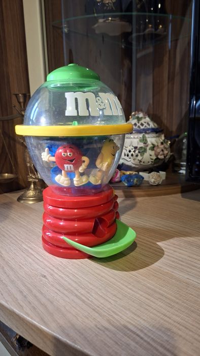 Stary dozownik do cukierków M&M