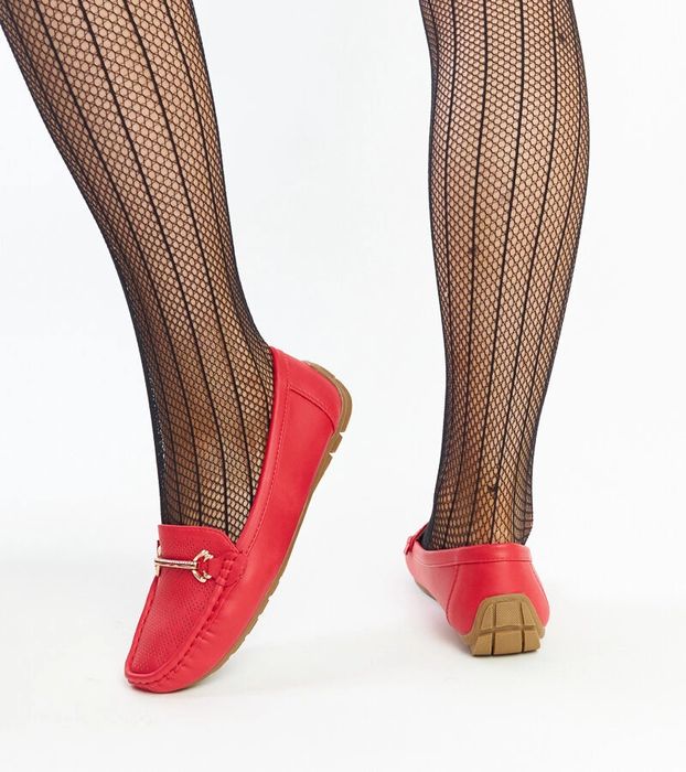 Czerwone mokasyny z ozdobną klamerką Adila