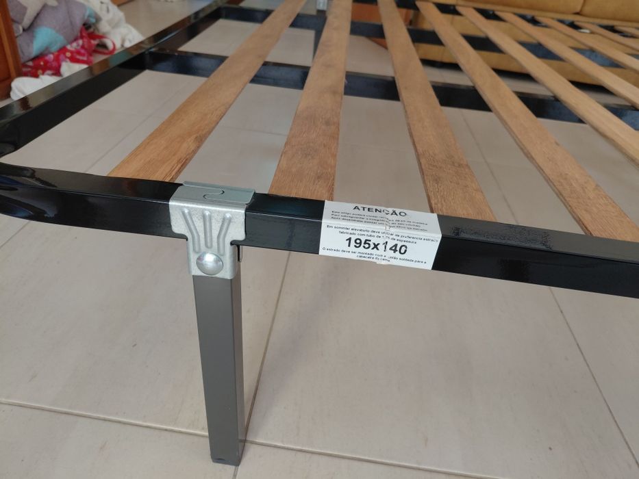 Cama com estrado sem colchão