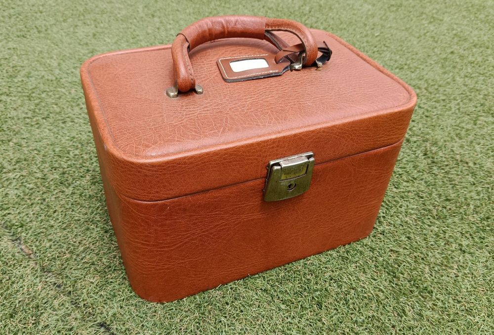 Mala de Beleza Vintage Castanha em Bom Estado | Vintage Brown Vanity Case in Good Condition
