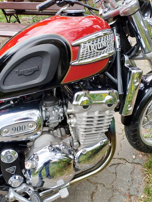 Triumph thunderbird 900