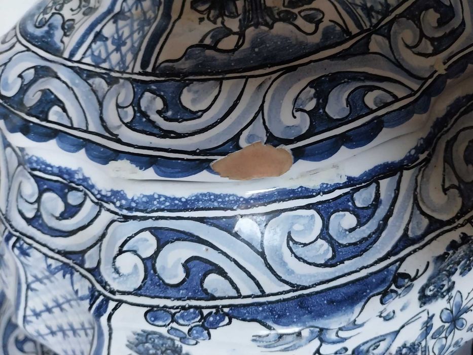 terrina com travessa da fábrica de faiança Berardos, pintadas à mão