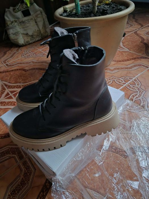 Нові шкіряне взуття