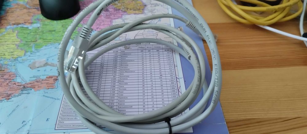 Провода інтернетовські  RJ-45 і HDMI