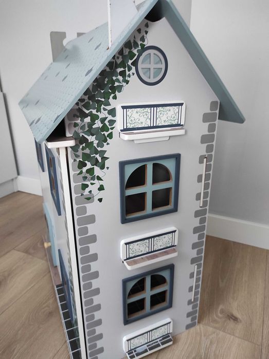 Domek drewniany dla lalek / figurek