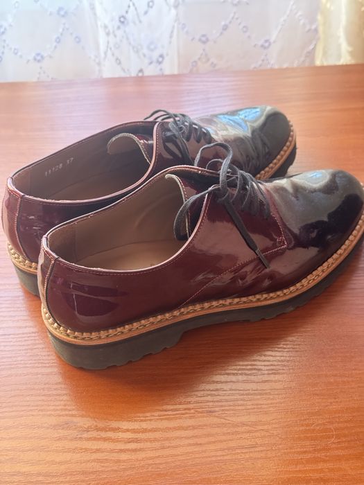 Жіночі лаковані туфлі на шнурівках Pertini