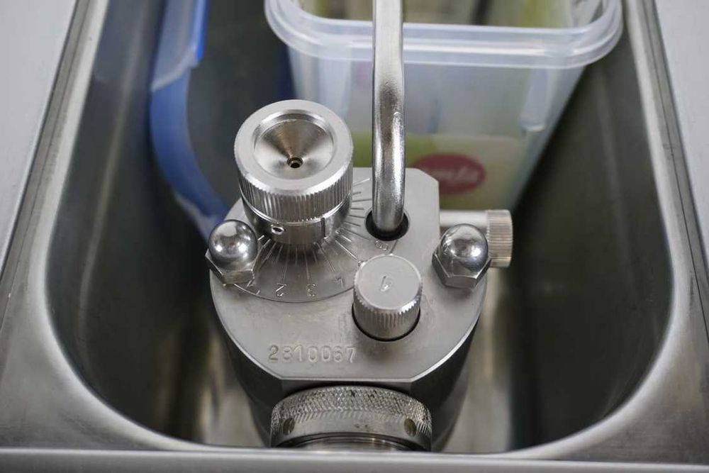 Automat Maszyna Ubijaczka do bitej śmietany Sanomat Rahmator 1,5L