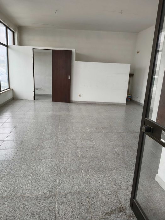 Loja com Arrecadação de Grandes Dimensões e Potencial de Conversão em Habitação | Marinha Grande