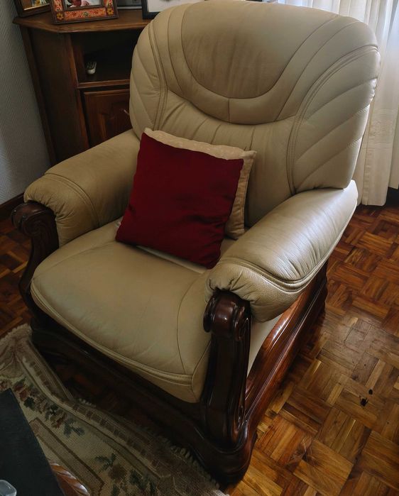Conjunto de Sofás em Cabedal com Madeira Maciça – Estado Excelente