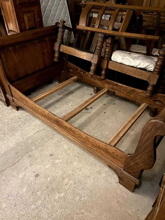 Mobiliário Antigo em Carvalho Maciço