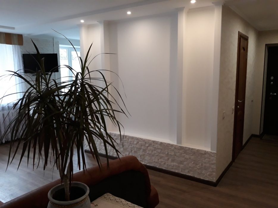 ЦЕНТР міста. Біля Злати Плази та драмтеатру, Погодинно