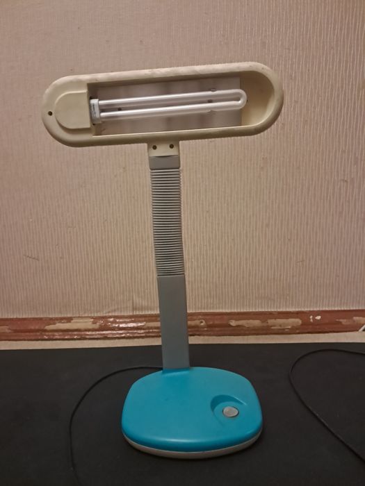 Настільна лампа  - потрібно ремонтувати.