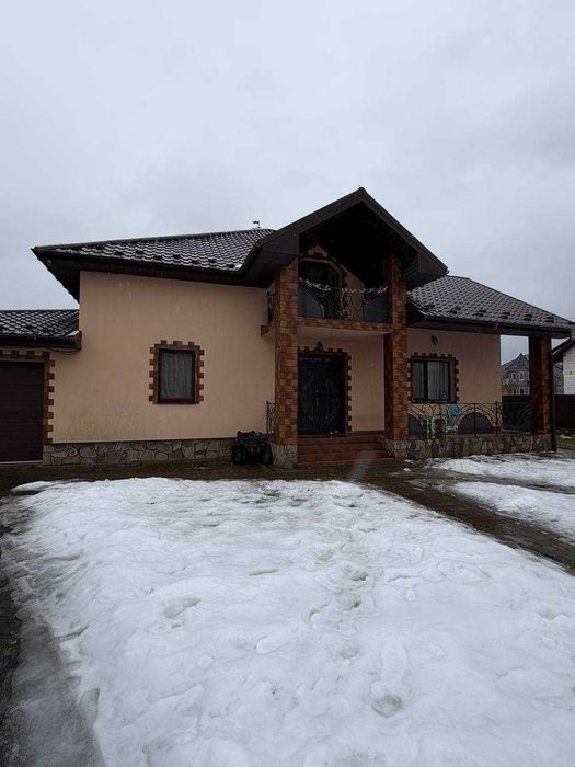 Просторий будинок із відпочинковим комплексом. Продаж