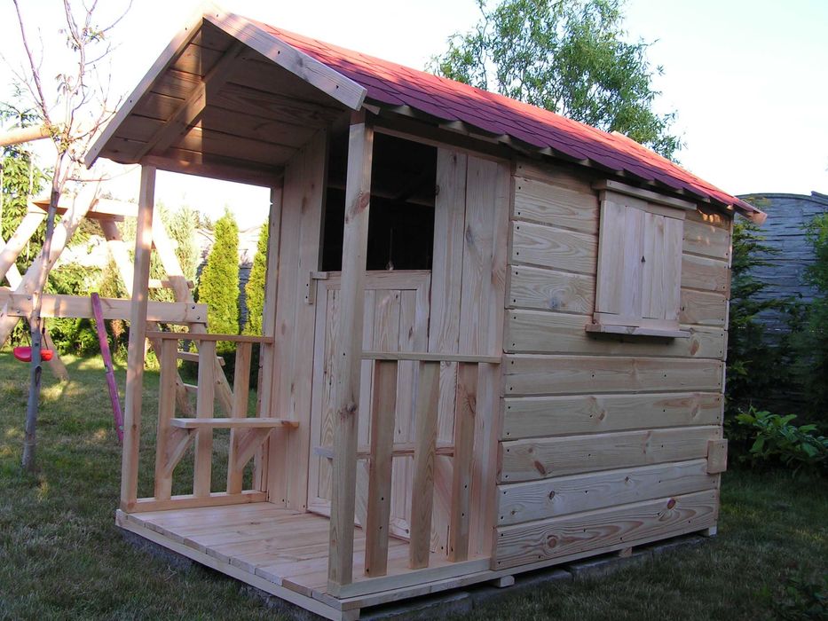 drewniany domek dla dzieci do ogrodu