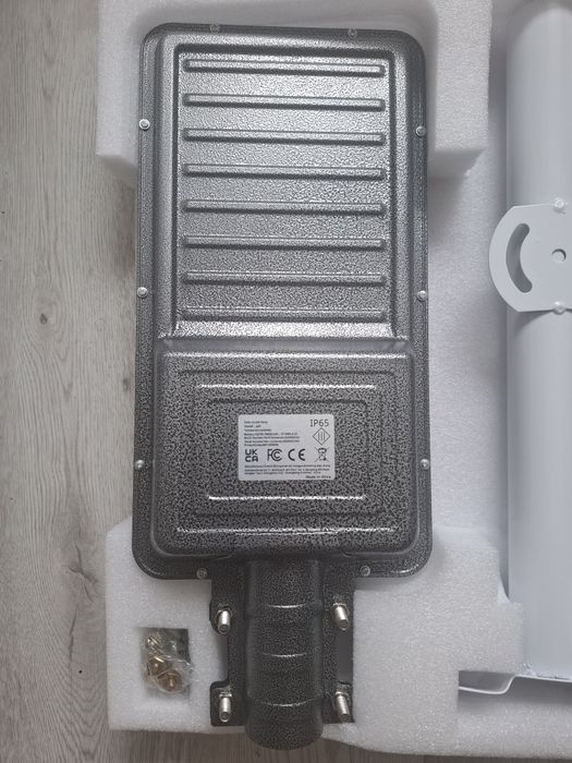 Duża uliczna metalowa lampa solarna led IP65  panel 35cm x 45cm