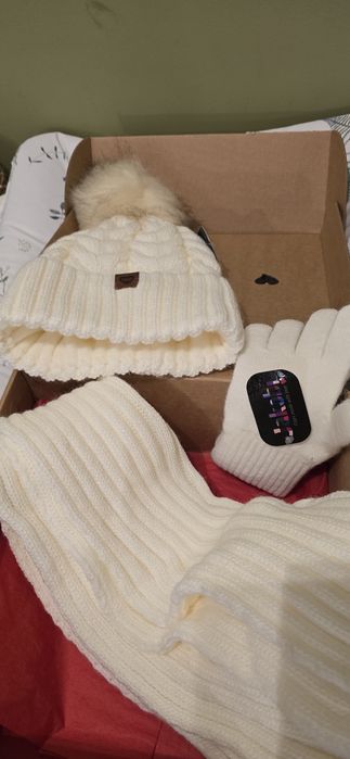 Prezent świąteczny komplet czapka damska szalik rękawiczki