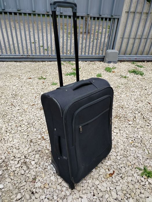 Podręczna walizka podróżna na kółkach z rączką torba wakacje