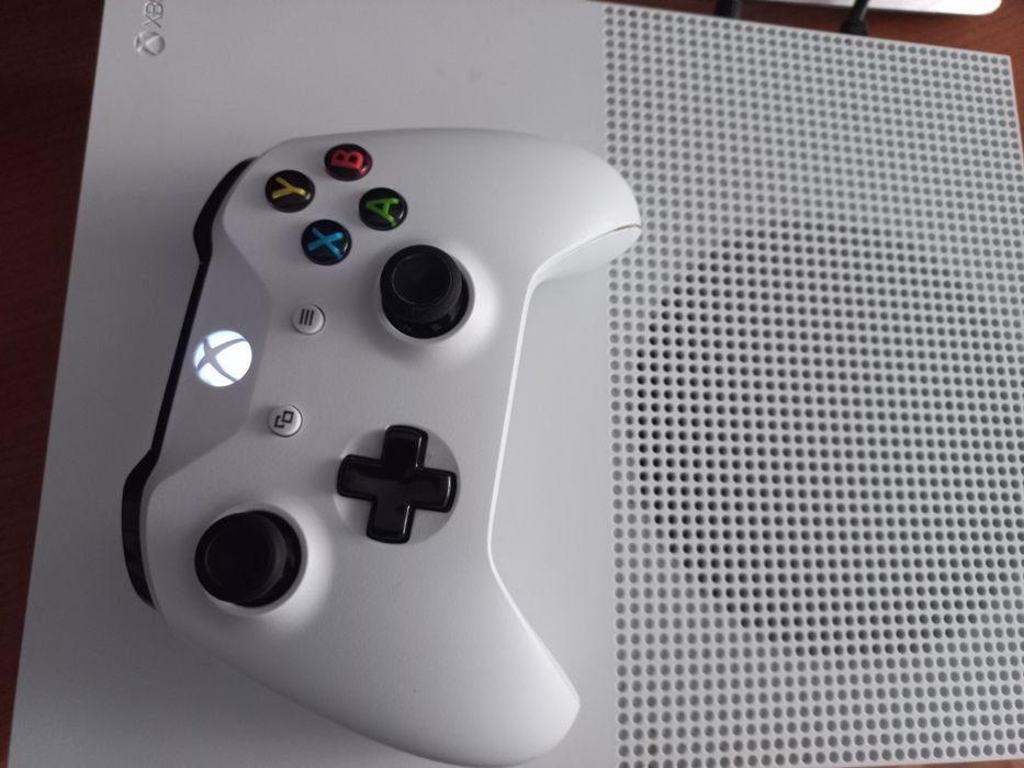 XBOX one S com comando funciona sem probletem wifi e youtube etc..