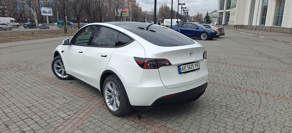 Tesla model Y 2024