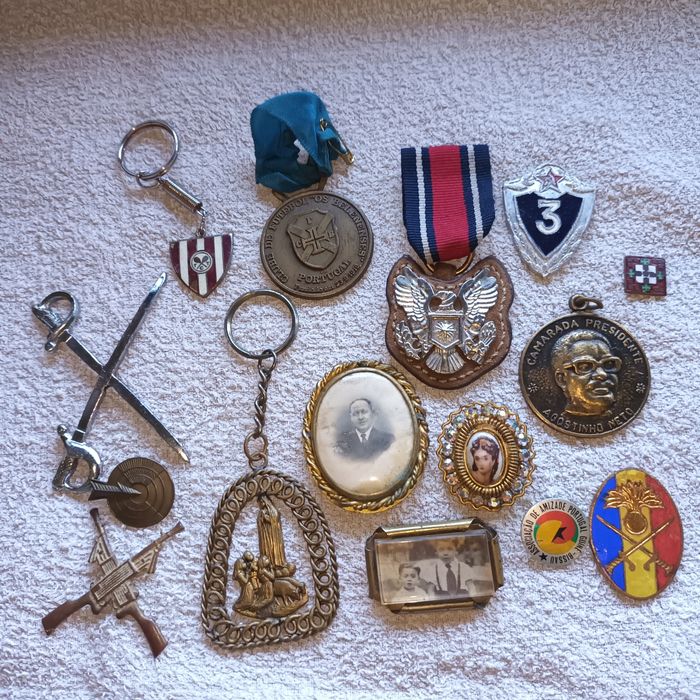 Diversos bagdes crachás alfinetes etc