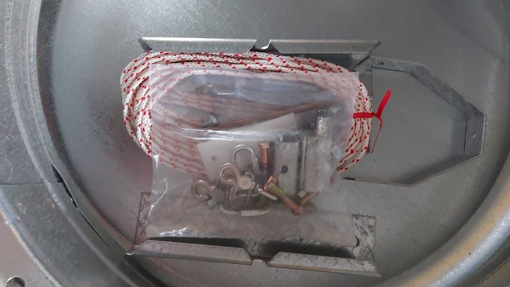 Pokrywa  z zamkiem sprężynowym + kołnierz  do silosów paszowych