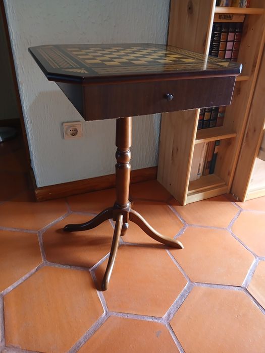 Mesa de xadrez com gavetas