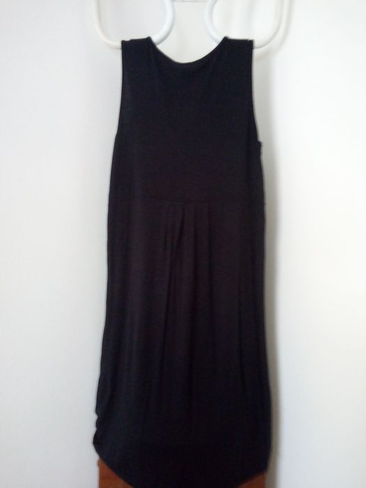 Vestido preto com  decote decorado