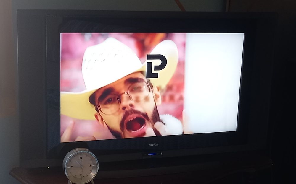 Televisão da marca "Proline"