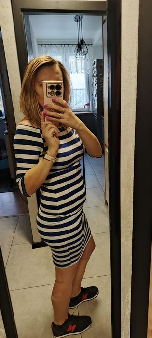 Sukienka dopasowana w paski biało niebieskie