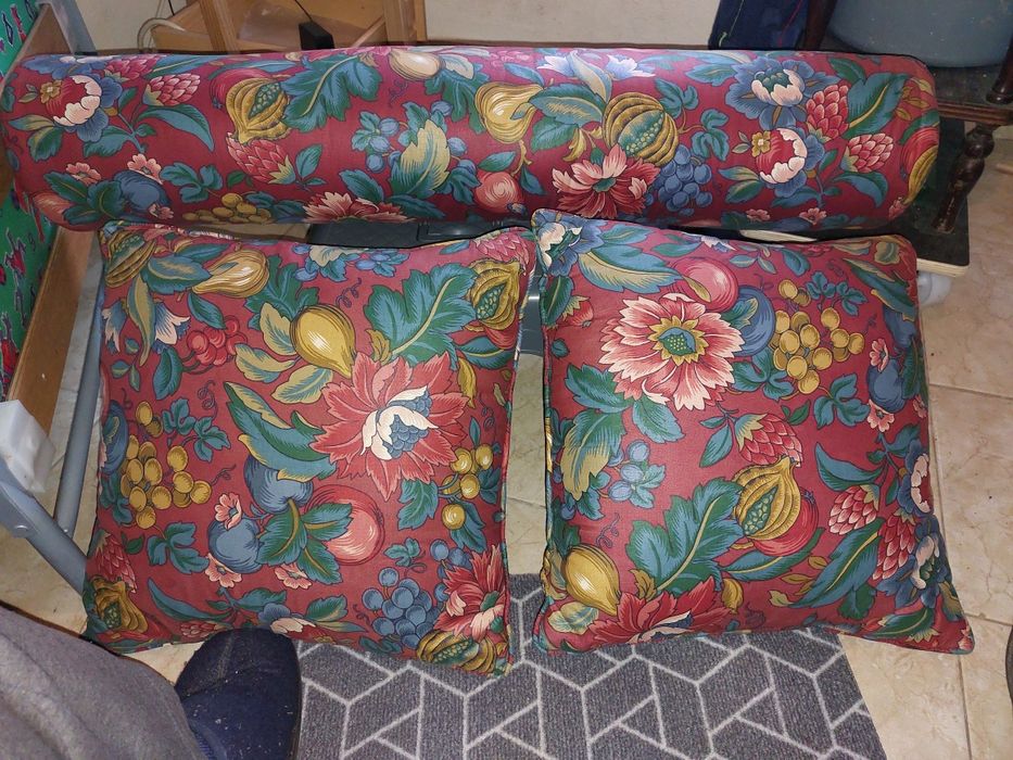 Duas almofadas e um rolo para cama