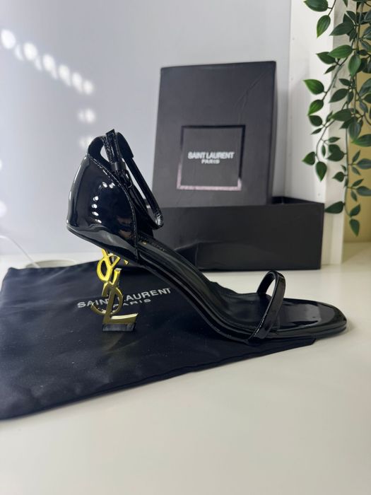 Sandálias YSL Saint Laurent Opyum - Novas