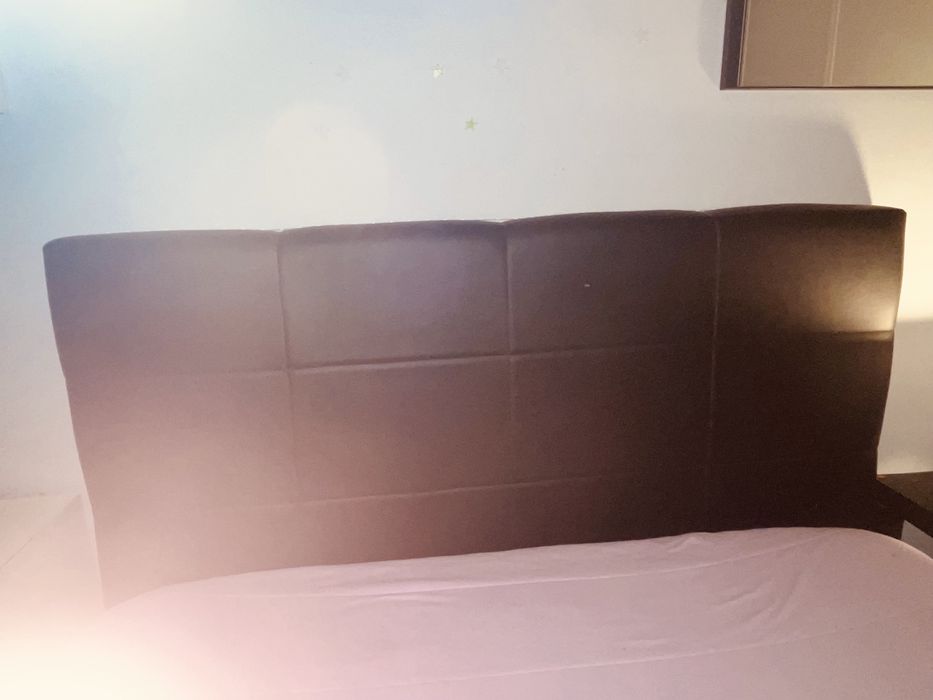 Cama com cabeceira sintetica