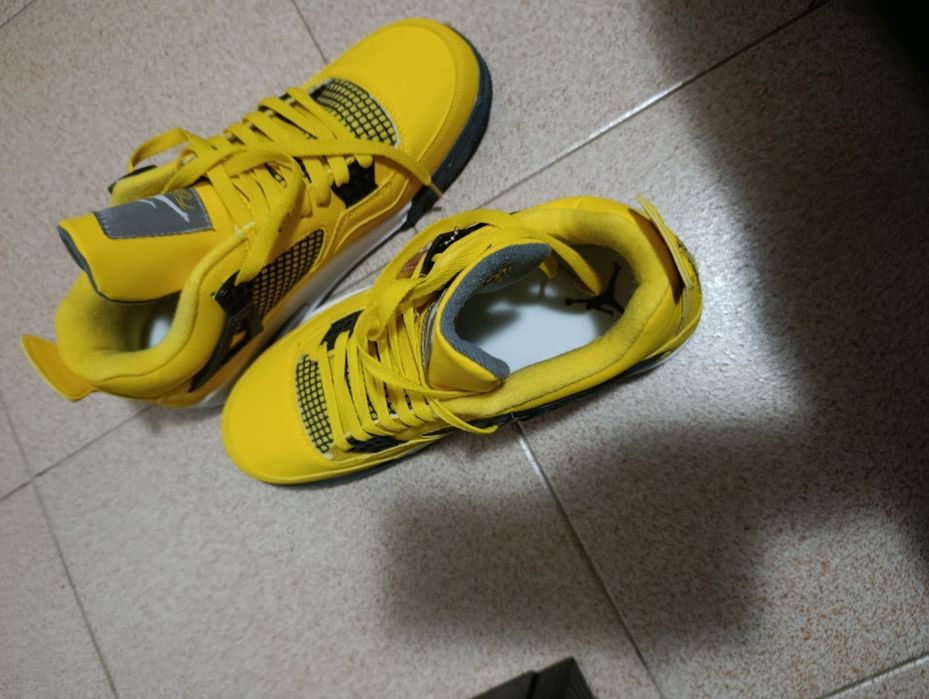Jordan 4 amarelo 42,5 novos