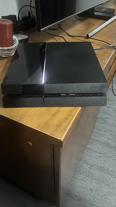 PS4 em ótimo estado + comando