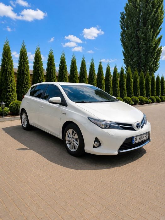 Toyota Auris  гібрид 2013