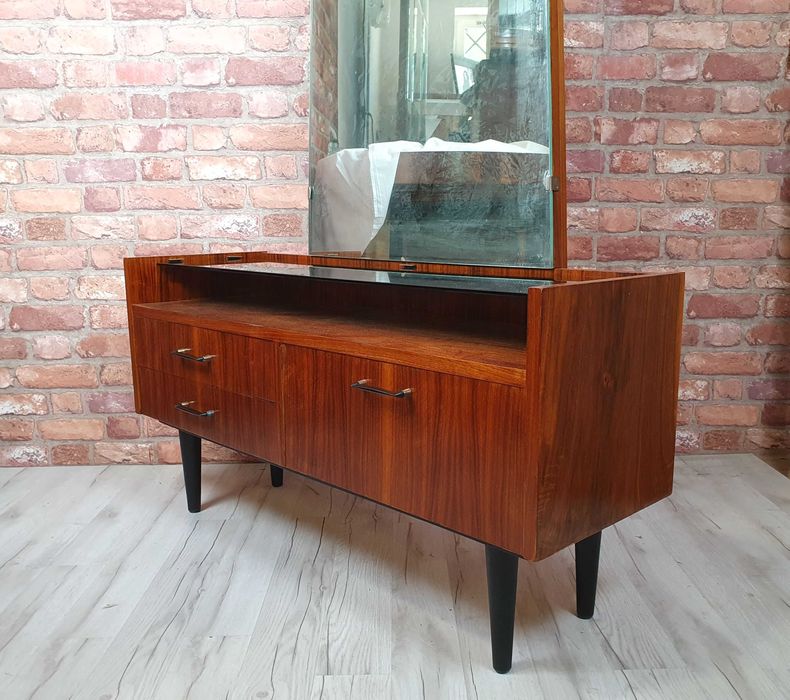 Odnowiona toaletka z nowym lustrem, proj. Marian Grabiński, 1962 rok