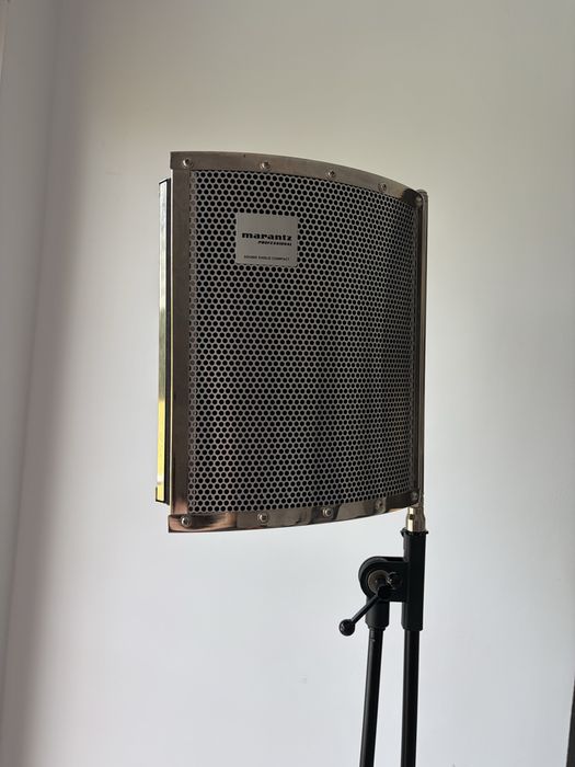 Panel wygłuszający marki Marantz Professional z statywem