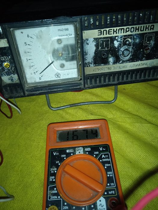 Prostownik rosyjski Elektronika 6V/12V 6,3 A automatyczny