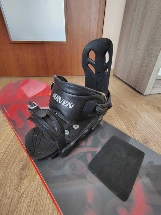 Deska snowboardowa, wiązania, kask, akcesoria