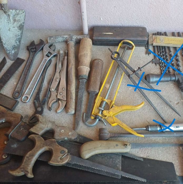 Conjunto de ferramentas, antigas e sobretudo de carpinteiro